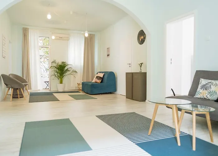 Spacious & Quiet - City Center - 2Br Apartment