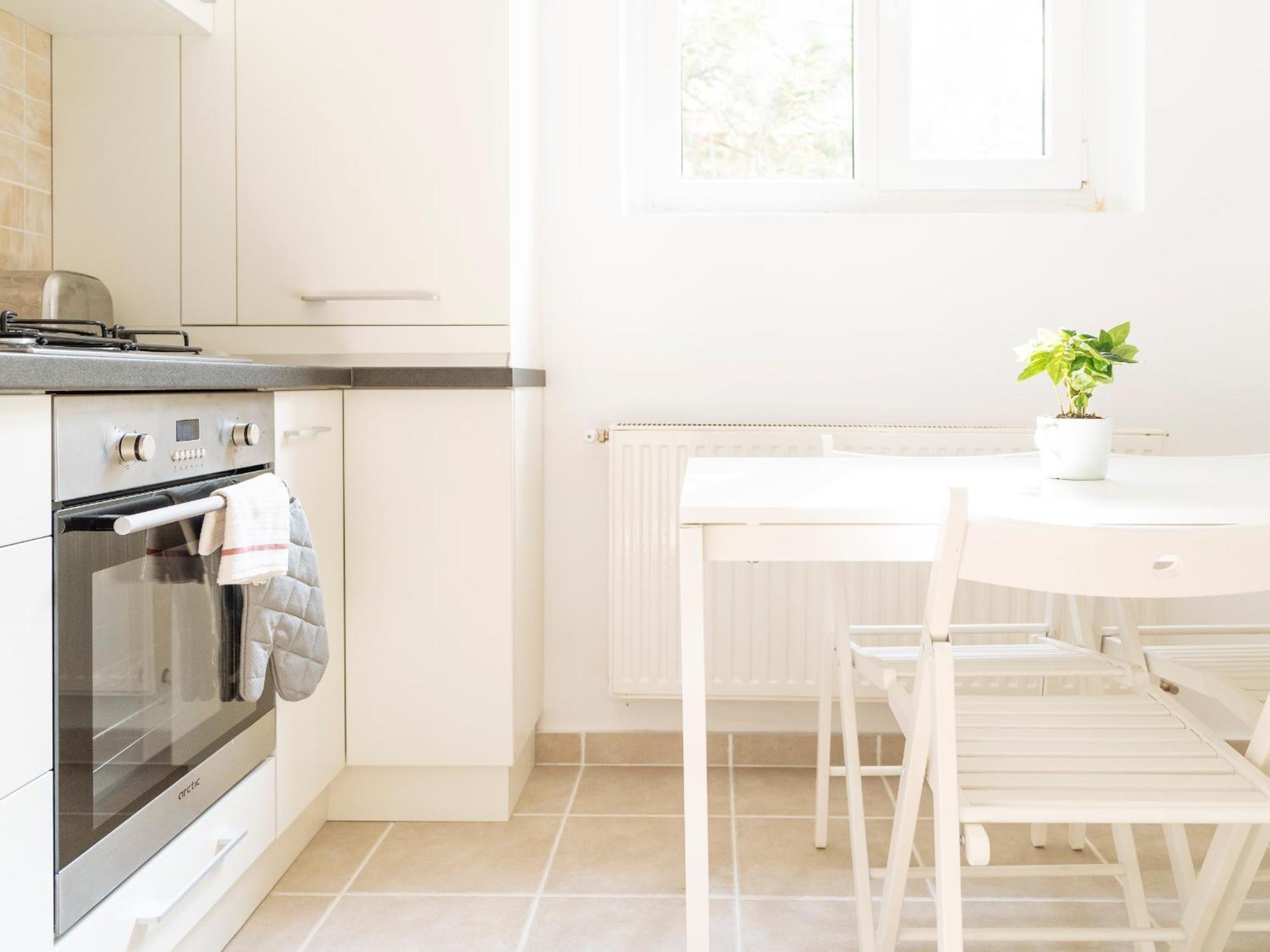 Spacious & Quiet - Center - 2br *